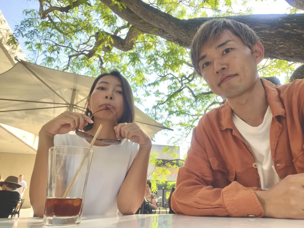 NAOHIROとTOMOEがカフェで過ごす様子
