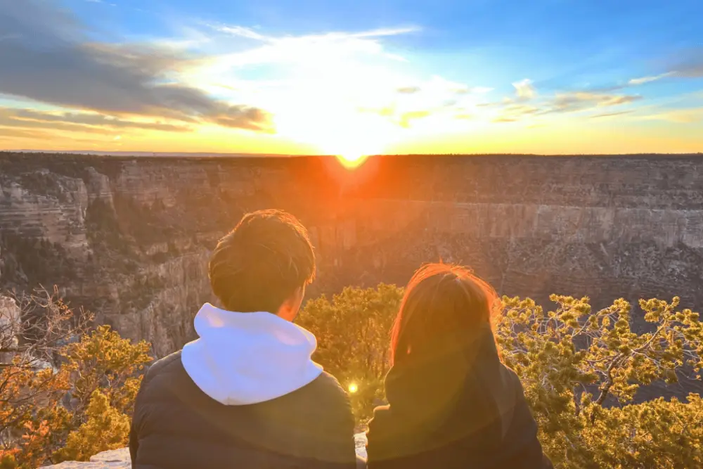 グランドキャニオンの朝日を並んで眺める夫婦の後ろ姿